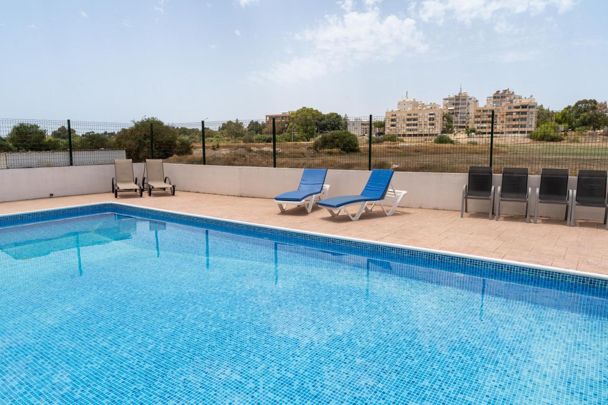 Kave Blue Mackenzie 1 Bdr Flat With Pool Apartment Ларнака Екстериор снимка